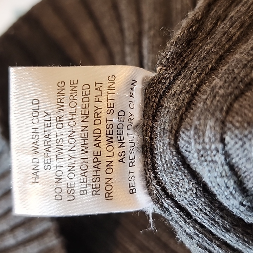Gray Ribbed V-Neck Sweater - Picture 6 of 6